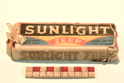 878208 Afbeelding van een verpakt dubbelblok 'Sunlight Zeep', uit de objectencollectie van het Nederlands ...